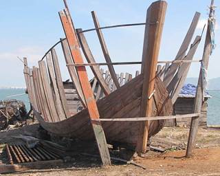 https://upload.wikimedia.org/wikipedia/en/thumb/c/c0/Plank-on-frame-boatbuilding.jpg/749px-Plank-on-frame-boatbuilding.jpg